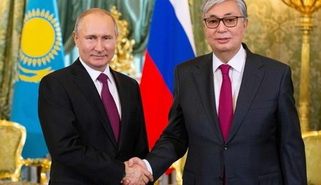 ロシアのプーチン大統領（左）とカザフスタンのトカエフ大統領＝２０１９年４月、モスクワ（ＡＦＰ時事）