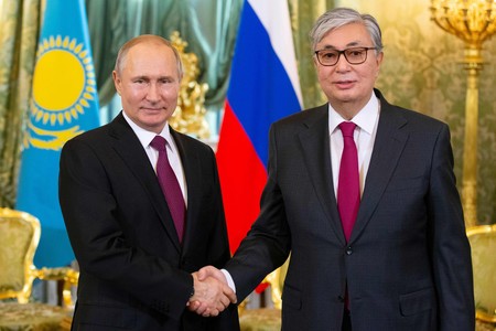ロシアのプーチン大統領（左）とカザフスタンのトカエフ大統領＝２０１９年４月、モスクワ（ＡＦＰ時事）