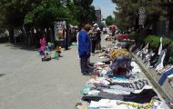 キルギス、ビシュケクで日曜に開催されるフリーマーケットの画像です。中古のアイテムが販売されています。