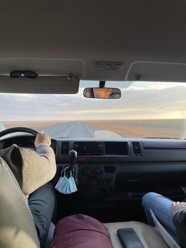 カザフスタン石油キャンプに向かう道中です。