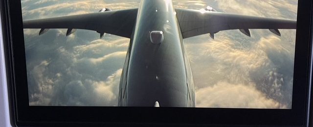 飛行機のフライト時画像。飛行日を上からとらえた映像。ヘッドレスモニター。
