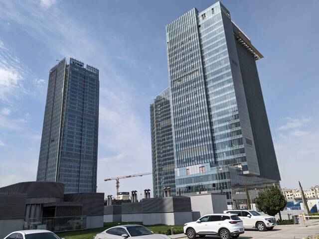 ウズベキスタンの首都タシュケントの高層ビル群を撮影した画像です。