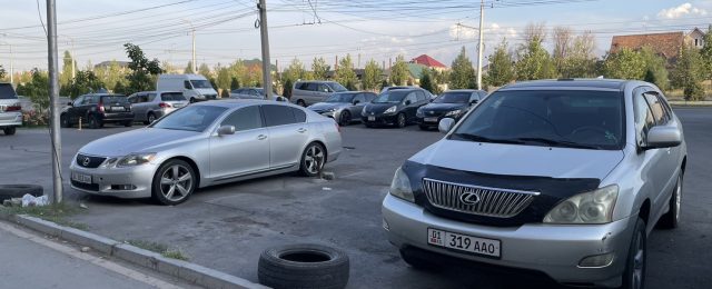 キルギスの駐車場を撮影した画像です。
