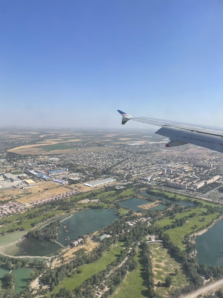 ウズベキスタンに向かう飛行機から撮影した画像です。