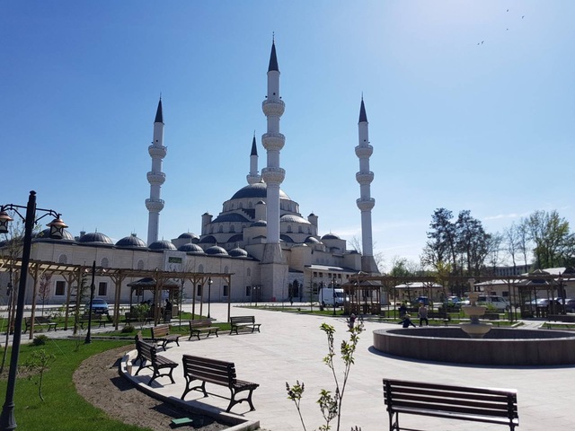 キルギスにある中央アジア最大のセントラルモスクの外観の写真です。