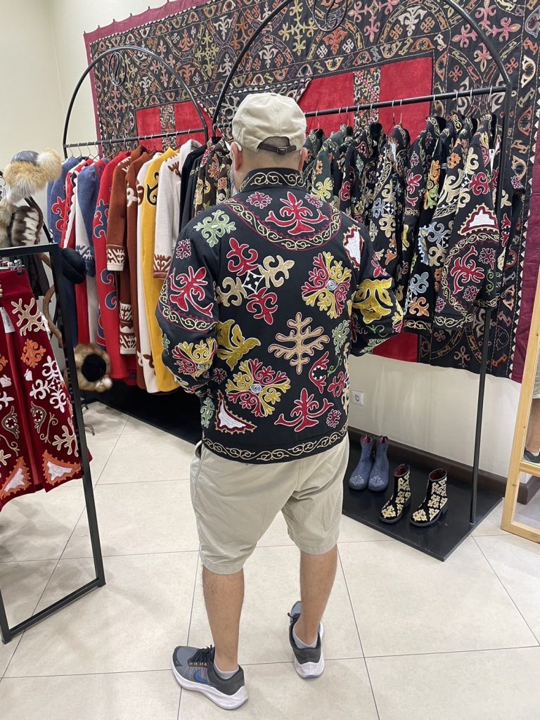 キルギス土産におすすめのブランドBAIRAでジャケットを試着した時の画像