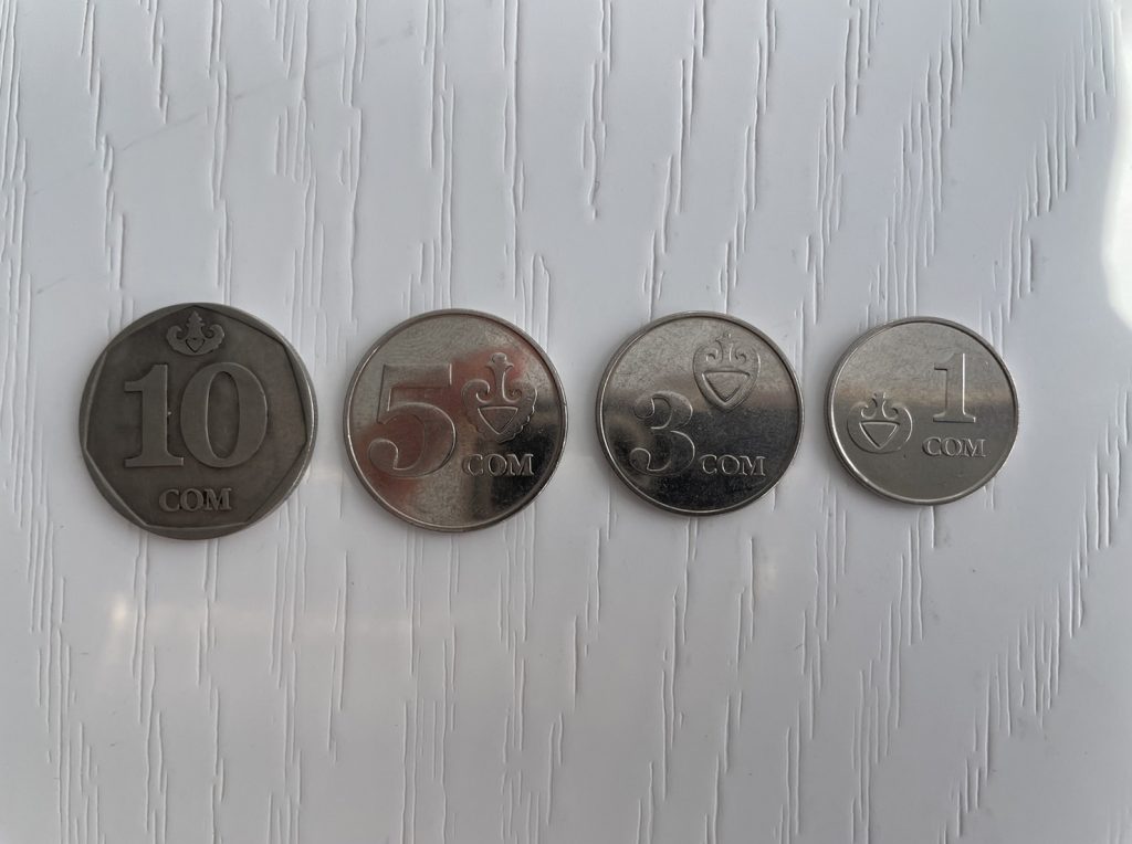 キルギス通貨の１０、５、３、１ソム硬貨の画像です。０．５ソム