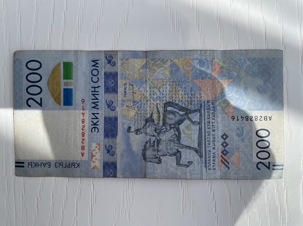 キルギスの通貨。２０００ソム紙幣の画像です。