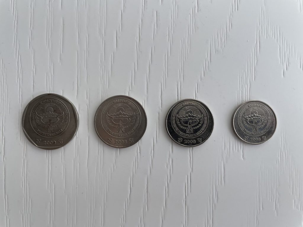 キルギス通貨の１０、５、３、１ソム硬貨の裏面の画像です。