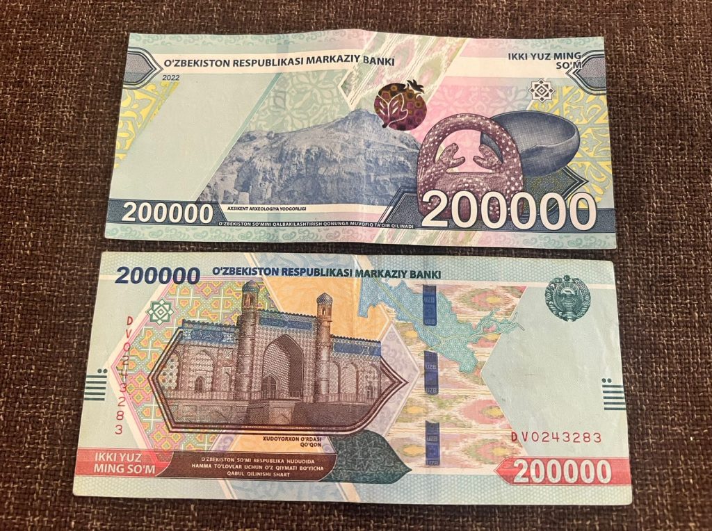 ウズベキスタン通貨２０００００スム紙幣のが画像