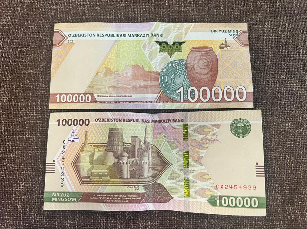ウズベキスタン通貨１０００００スム紙幣の画像です。