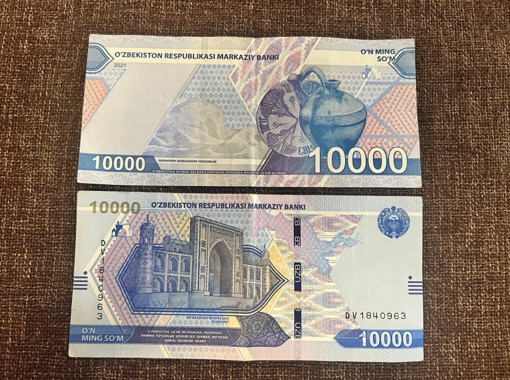 ウズベキスタン通貨１００００スム紙幣の画像です。