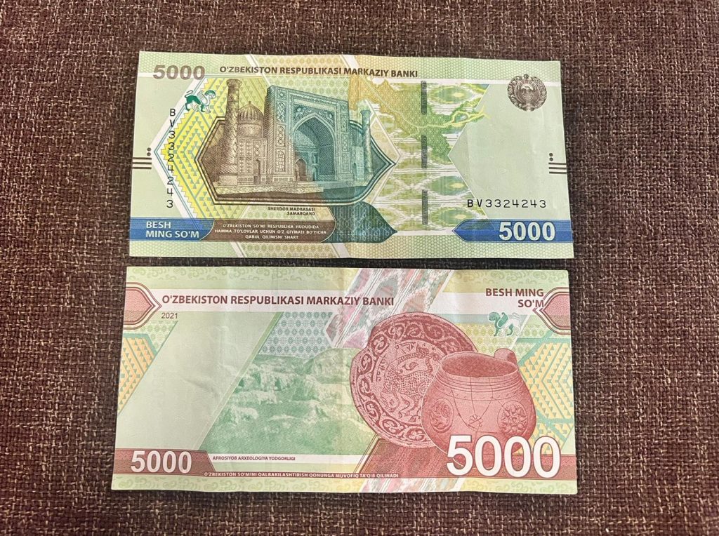 ウズベキスタン通貨５０００スム紙幣の画像です。