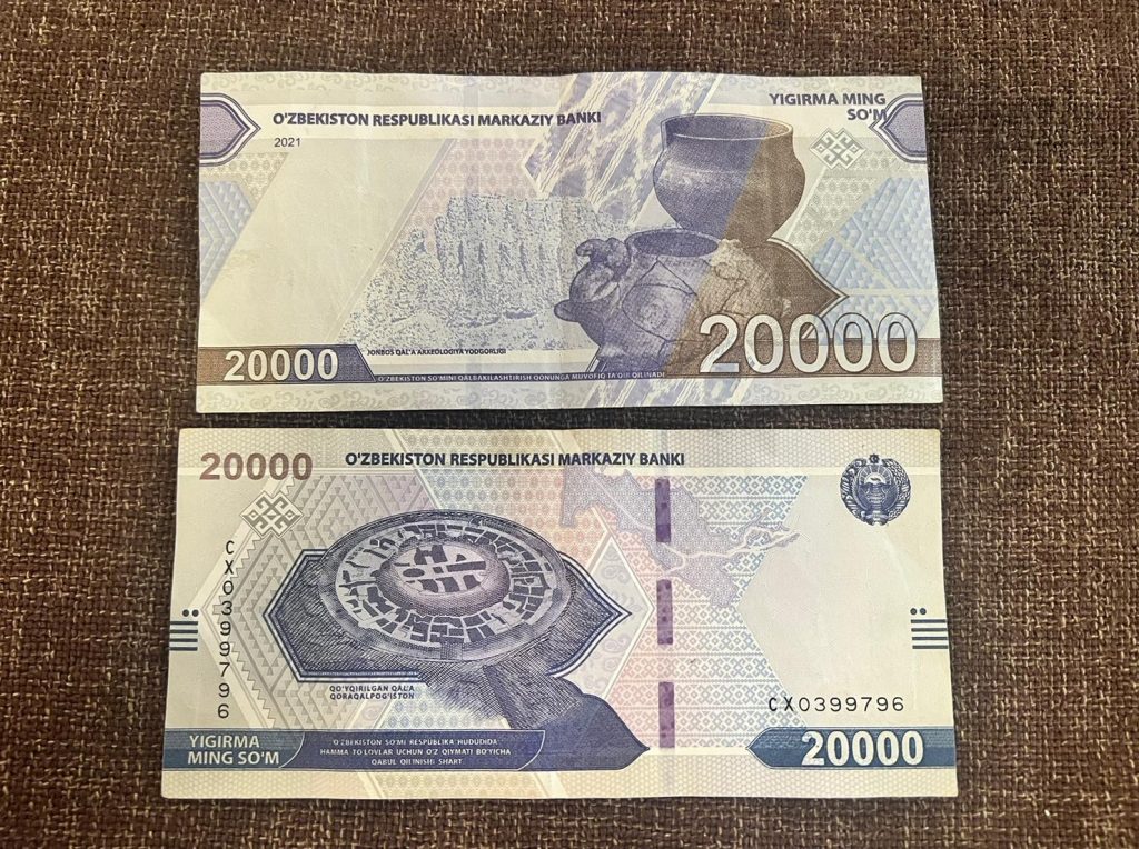 ウズベキスタン通貨２００００スム紙幣の画像です。