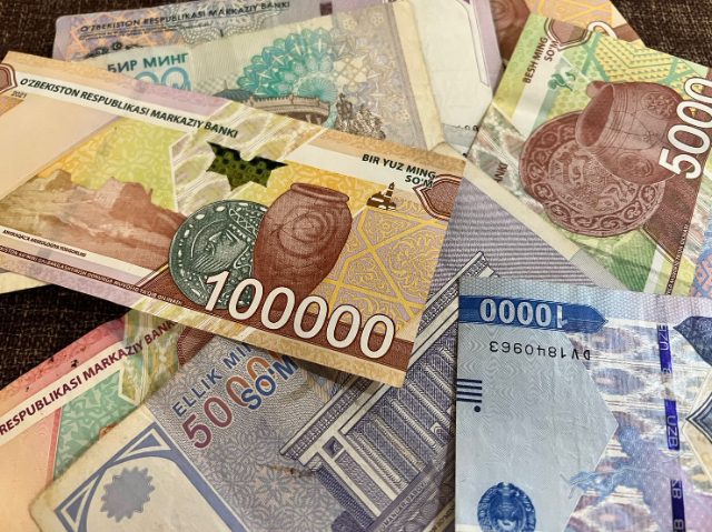ウズベキスタン通貨スムの紹介記事のアイキャッチ