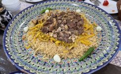 ウズベキスタンで最も有名な料理プロフ。大きな更に盛られた4人前のプロフ
