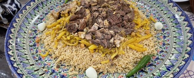 ウズベキスタンで最も有名な料理プロフ。大きな更に盛られた4人前のプロフ