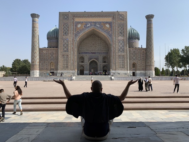ウズベキスタンの一人旅行は個人ツアーの記事のアイキャッチ