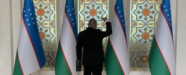 ウズベキスタン国旗と私の後ろ姿を撮影した画像