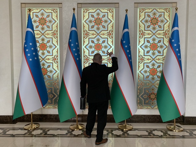 ウズベキスタン国旗と私の後ろ姿を撮影した画像