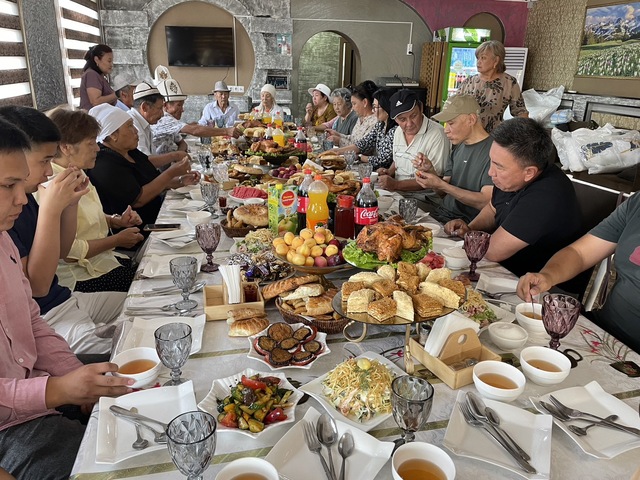 キルギスの親戚が集まってみんなでキルギス料理を食べるところ