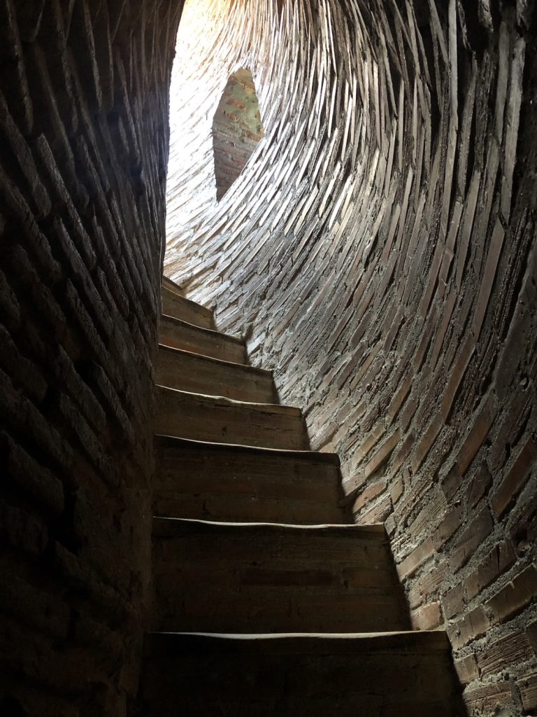 ブラナの塔の内部階段の画像です。これを登っていくと塔の上に行けます。