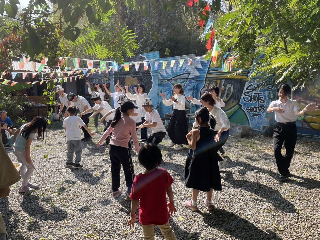 キルギス日本人会のBBQイベントでのキルギスの踊りです。元と現青年海外協力隊によるダンス風景
