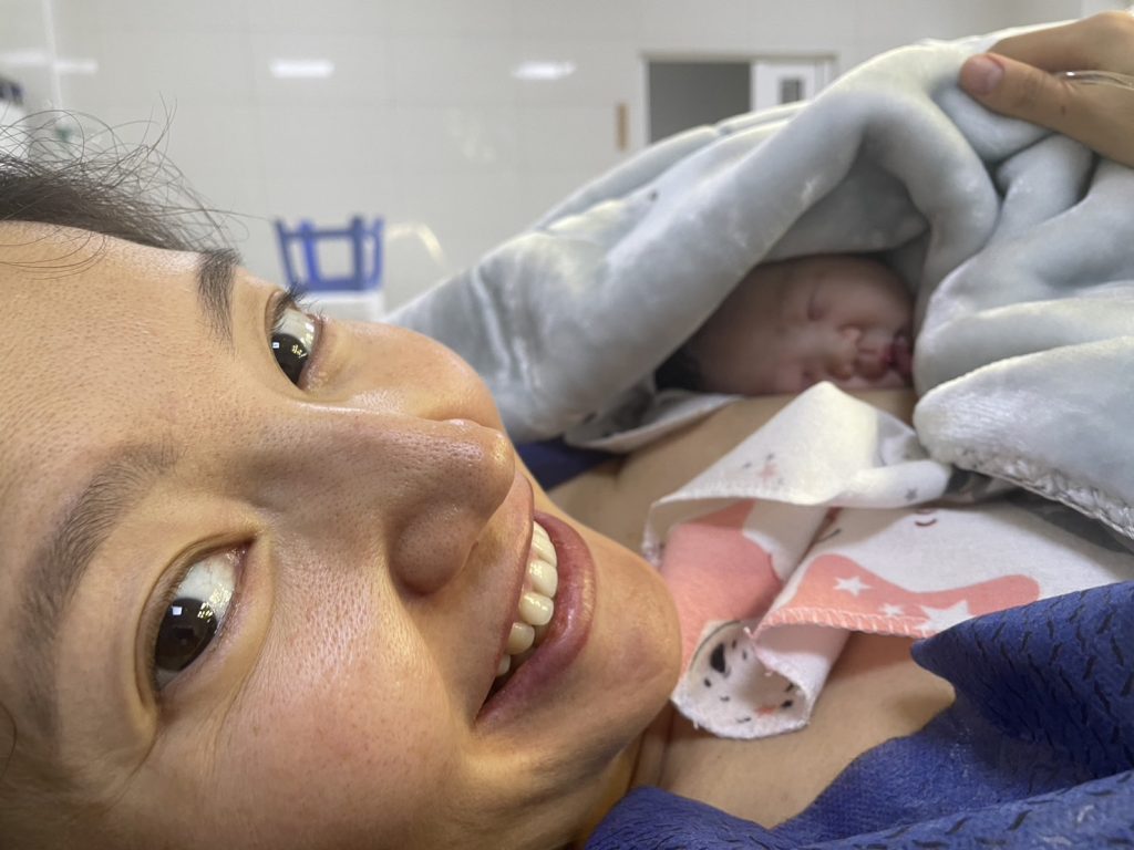 キルギスで出産直後の妻と赤ちゃんの画像