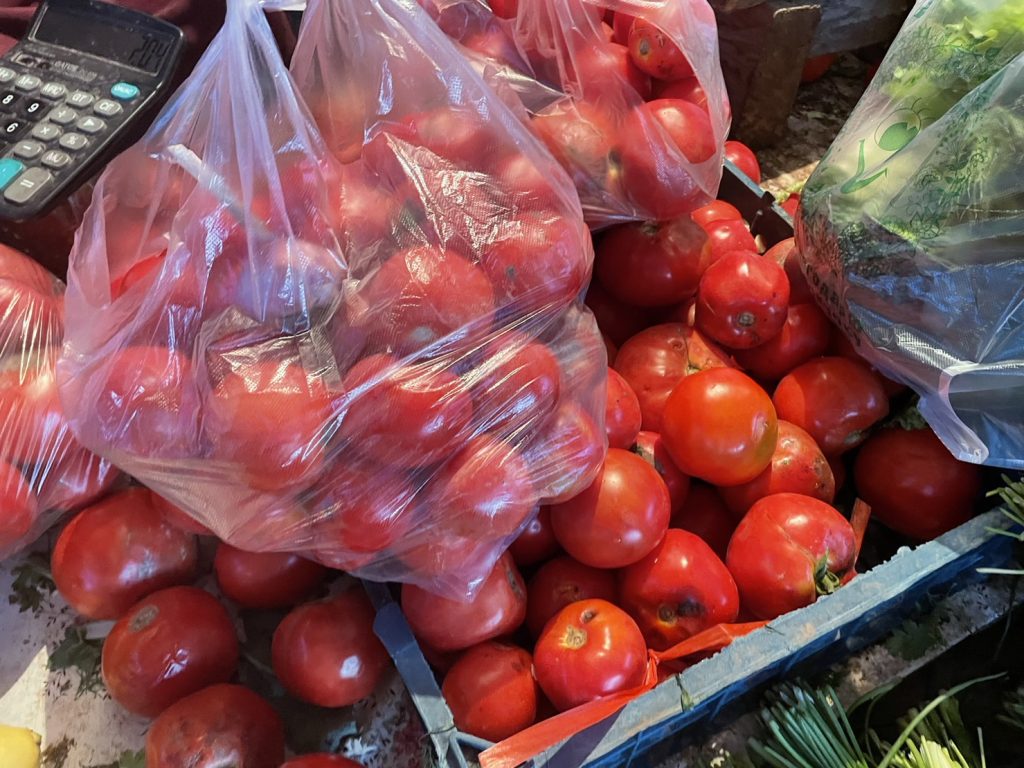 キルギスに売っているトマトの写真です