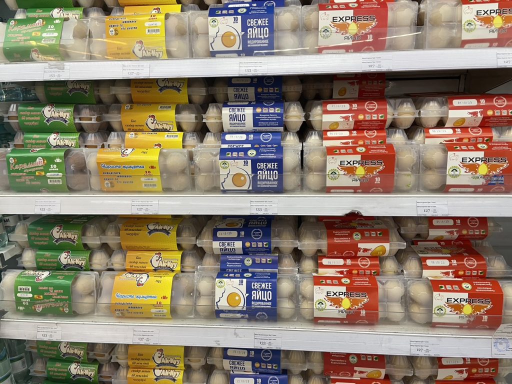 キルギスに売っている卵の画像です。