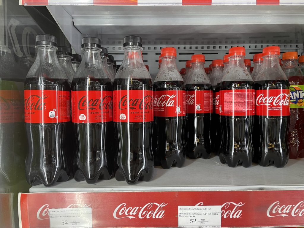 キルギスの５００ミリリットルのコカ・コーラの価格