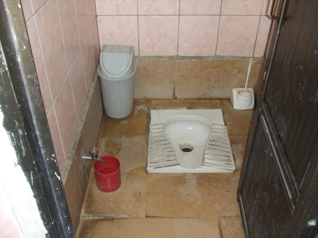 中央アジアに多い和式トイレの例。ウズベキスタンのトイレ事情の説明に使用