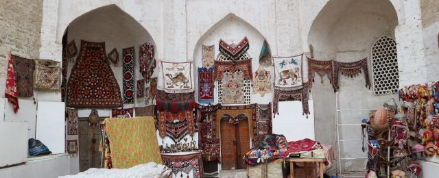 ウズベキスタンの土産物屋の画像です。