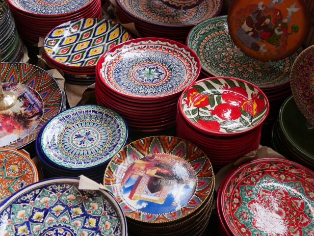 ウズベキスタンの陶器の画像です。