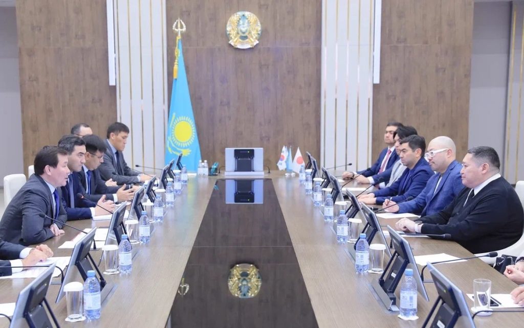 カザフスタンのアクトべ州知事との会議の様子の写真です。
