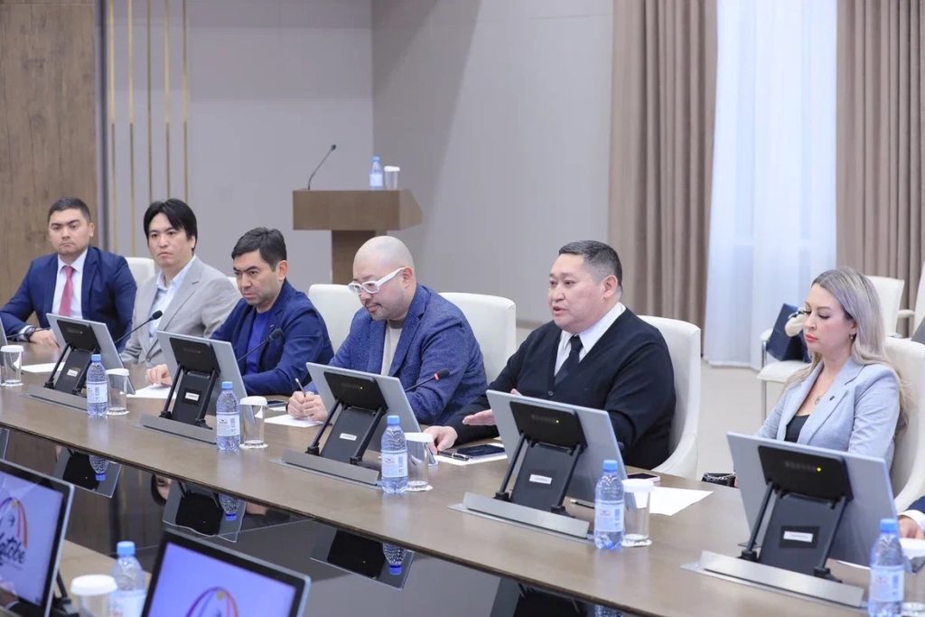 カザフスタンのアクトべ州知事と会議をしている代表団の写真