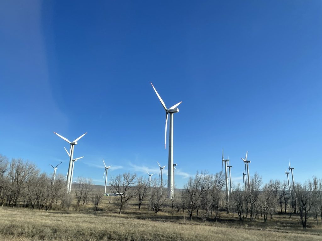ビシュケク、アルマトイ間陸路にある風力発電施設