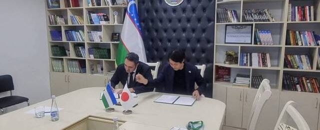 日本グローバルサービス株式会社とウズベキスタン移民庁の契約締結時の写真です