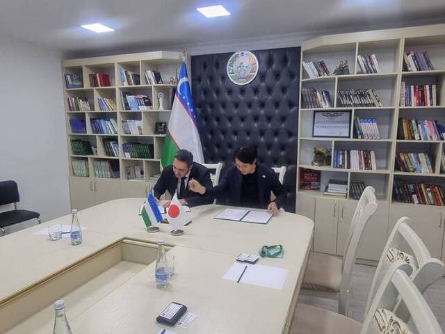 日本グローバルサービス株式会社とウズベキスタン移民庁の契約締結時の写真です