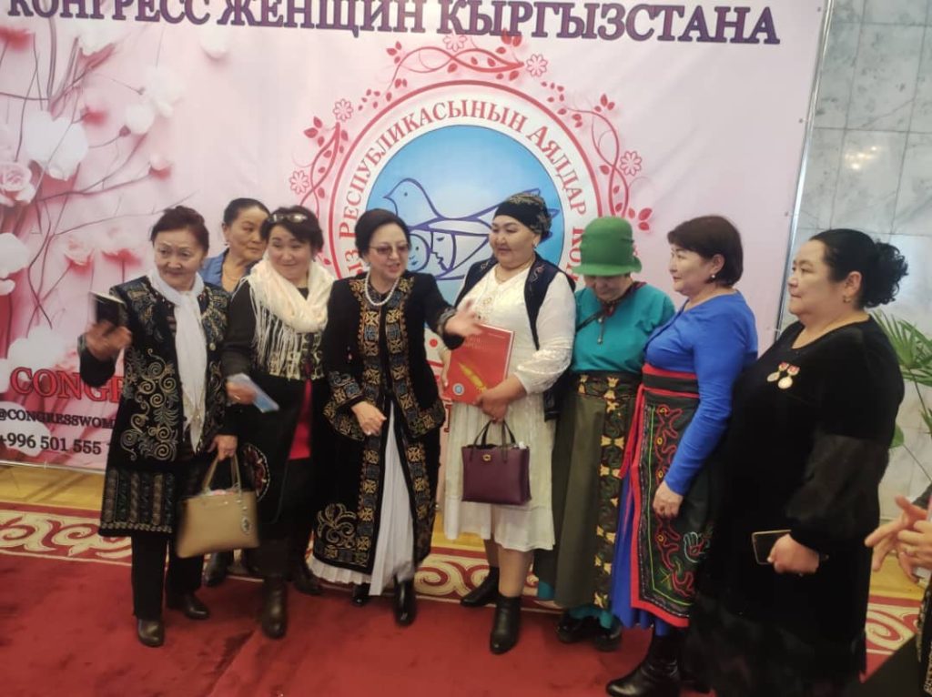 義母がキルギスで国から表彰されたイベントでの写真です。