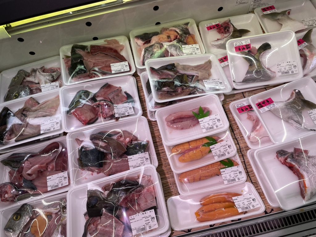 都城にある肉のミートクリエイト週末肉市場花繰店の魚介類の価格の画像