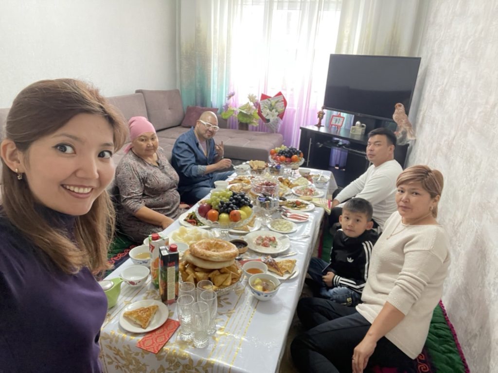 キルギスの義母の家で、妻の家族と一緒に撮った写真です