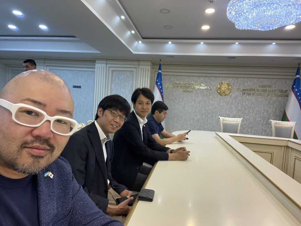 ウズベキスタンの政府との会議前の写真です