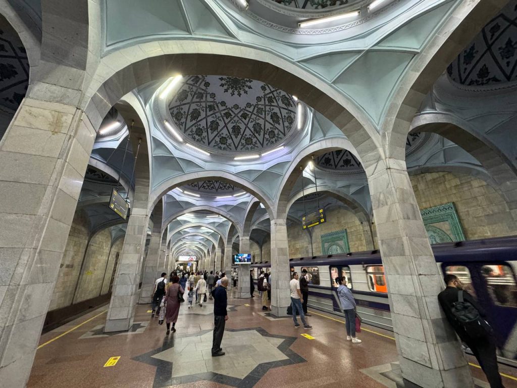 ウズベキスタンタシュケントの地下鉄構内の画像