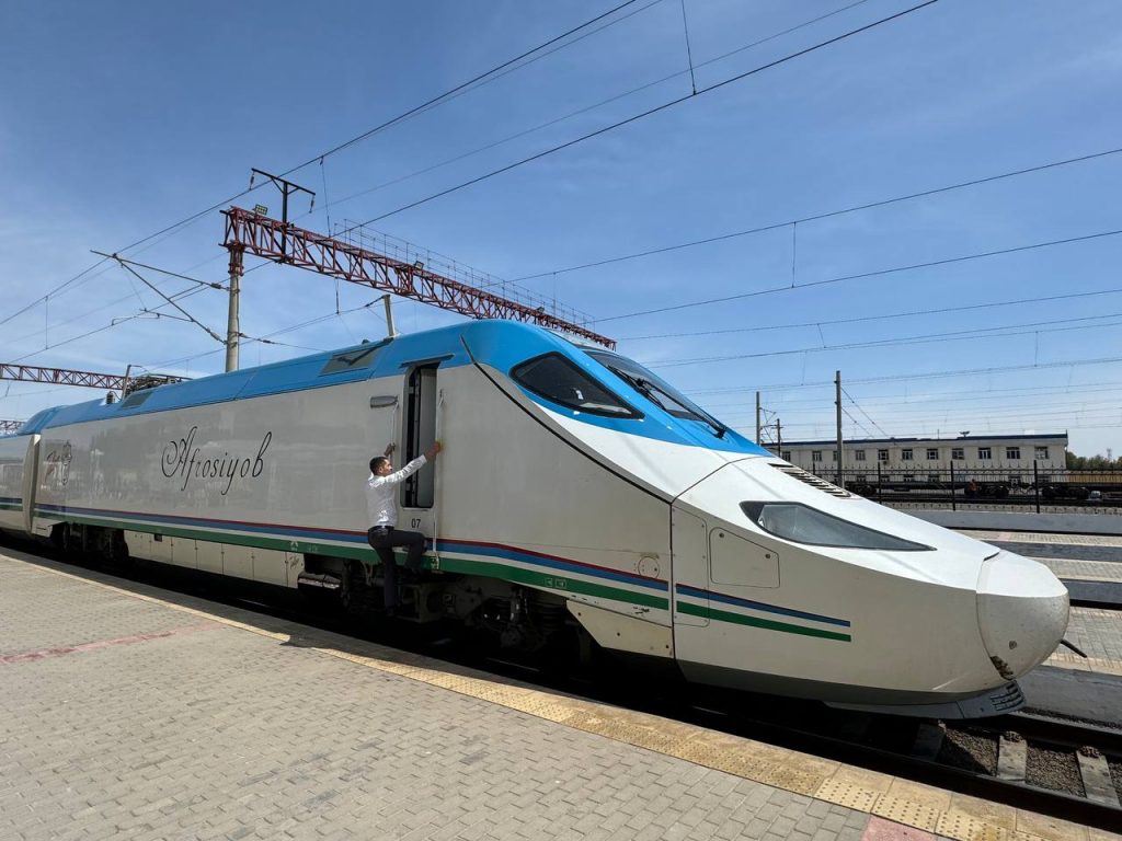 ウズベキスタンツアーの個人手配で高速鉄道についての画像
