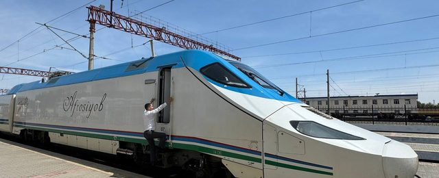 ウズベキスタンの鉄道のチケット予約に関する記事のアイキャッチ画像です。