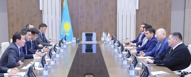 カザフスタンのアクトベ州との会議の様子の写真ですが、カザフスタン人と日本人は似ているかどうかと言う記事のアイキャッチにした画像