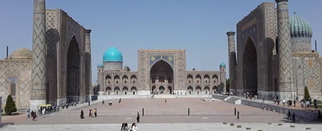 サマルカンド観光やビジネスで通訳をお探しの方へ。現地ツアーも自由に計画可能と言うタイトルの記事のアイキャッチ画像です。